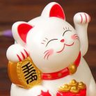 Maneki-neko tradicionális japán integető macska, szerencsét hoz 