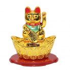 Maneki-neko tradicionális japán integető macska csónakban, szerencsét hoz - arany