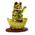 Maneki-neko tradicionális japán integető macska csónakban, szerencsét hoz - arany