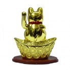 Maneki-neko tradicionális japán integető macska csónakban, szerencsét hoz - arany